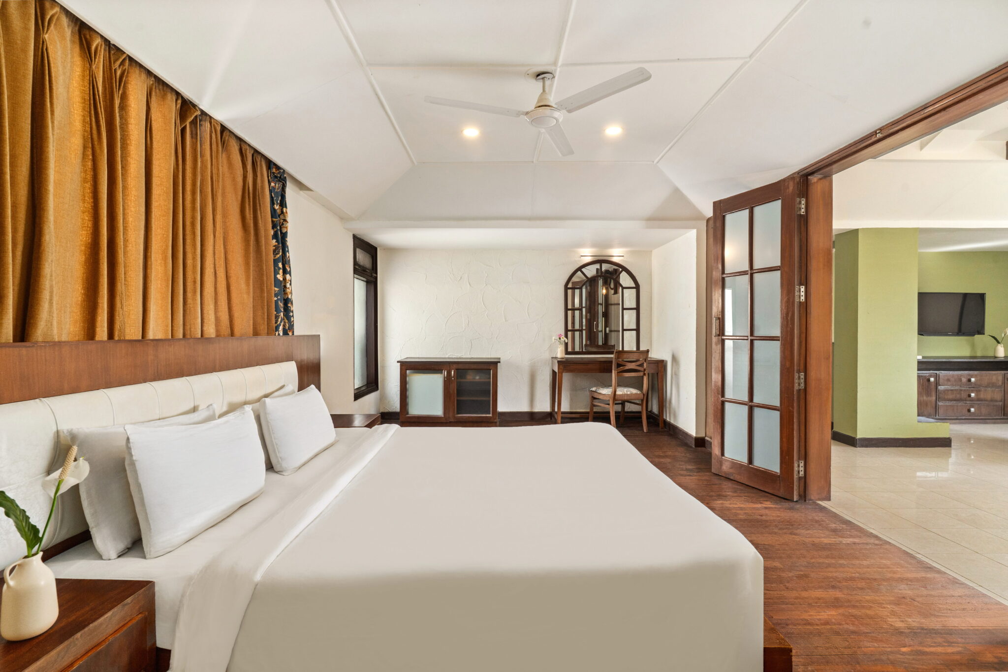 Deluxe Suite - 4